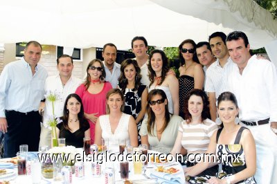 Alejandro Garza Rodríguez y Gaby Alarcón de Garza junto a sus amigos Eduardo, José, Ito, Cristina, Nancy, Claudia, Manuel, Ramón, Luis, Georgina, Marcela, Ana Cristina, Marcela y Astrid.