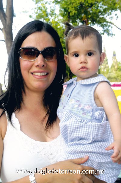 Marcela Armendáriz de Bustos con su hija Paulina Bustos Armendáriz.