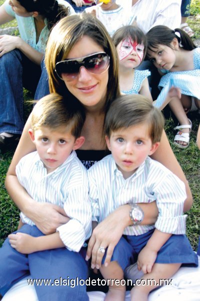 Gabriela Zarragoicoechea de Tricio con sus hijos Rafael y Diego.