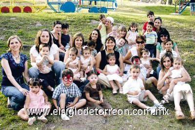 Monserrat Necochea de Garibaldi con su hija Isabella, así como sus amigas con sus respectivos hijos.