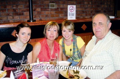 Luisa Martínez, Araceli Graham de Martínez, Araceli y Luis Martínez.