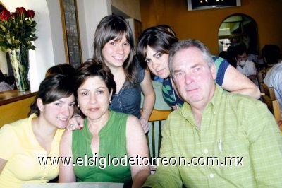 Lourdes Humphrey, María de Lourdes de Humphrey, Brenda, Ana Gabriela y Gerardo Humphrey.