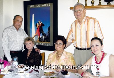 Francisco Balderrama R., Peggy de Balderrama, Mariasun de Enríquez, Valente Enríquez M y Yeye Romo.