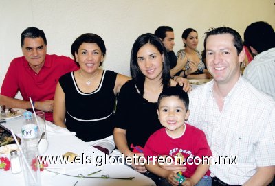 Raúl Albéniz Ramírez, María Cristina Franco de Albéniz, María Cristina Albéniz de Ortega, Víctor Ortega Muñoz y Víctor Ortega Albéniz.