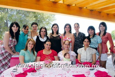 PRÓXIMA A SER MAMÁ
Eva Magallanes de Aguirre junto a sus amigas Lulú Guerra de Quintero, Lorena Samia, Vero Martínez, Sofía Flores de González, Marcela Rojas, Sharon Lee de Bartoluchi, Claudia Bartoluchi de Jaime, Cristo del Río y Lorena Magallanes.