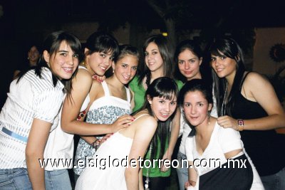 La festejada junto a sus amigas Vero Arellano, Sara Garibay, Luzma Ramírez, Cristy Martínez, Lety Romo, Melissa Pollet y Aranza Bracho.