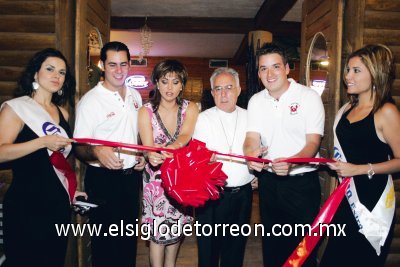 SIGUE CRECIENDO
Víctor Setién y Alberto Martínez junto a María Luisa Berrueto de Pérez y el Obispo, durante el corte del listón inaugural.