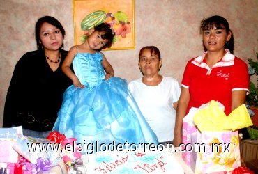 02062007
América Itzel Ramírez Pérez, en compañía de su abuelita Cecilia Acosta; madrina Xóchitl Pérez y bisabuela Ana María Escalante, en su cumpleaños número tres.