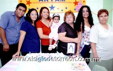 02062007
Por su primer año Luz Aryam Luna Nájera fue festejada con un convivio por sus padres Jesús Luna Hernández y Mayra Gabriela Nájera Ordaz