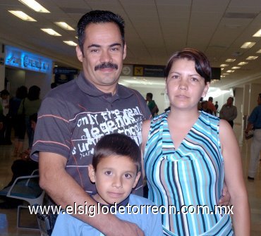 01062007
Jaime Trujillo viajó a República Dominicana y lo despidieron Ana Verdeja y Jaime Daniel