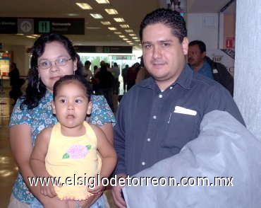 01062007
Miguel Ángel Ramírez viajó a México y lo despidieron Sofía del Río y la pequeña Paola Ramírez.