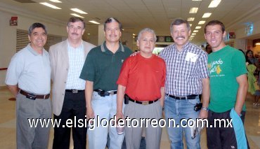 01062007
Salvador Pulido, Daniel Martínez, Francisco Madero, Bumaro González y Manuel Riveroll viajaron a México y los despidió Manuel Riveroll Jr.