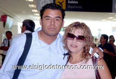 02062007
José del Castillo llegó a Torreón desde la Ciudad de México y lo recibió Diana Maciel.