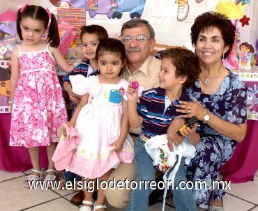 03062007
Brenda Sofía Boone cumplió dos años, la acompañaron en su festejo sus abuelitos, José Ángel y Ana María y los niños Luisa Marcela, José Sebastián y José Emiliano