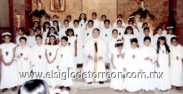 03062007
Recibieron el pan de los ángeles por primera vez el domingo cinco de mayo de manos del Pbro. Sergio Aguirre los alumnos del Colegio Santo Domingo.