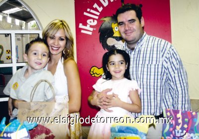 Cumplen 5 y 4 años
Martha Rodríguez de García de Alba y Raúl García de Alba con sus hijos Bernardo y María Paula García de Alba Rodríguez.