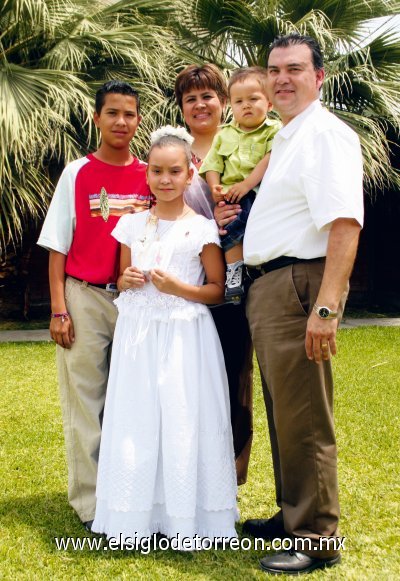 Comulga por primera vez
La festejada junto a sus padres Humberto Lastiri Moreno y Claudia Miliza de Lastiri, así como sus hermanos Humberto y Emilio Lastiri García.