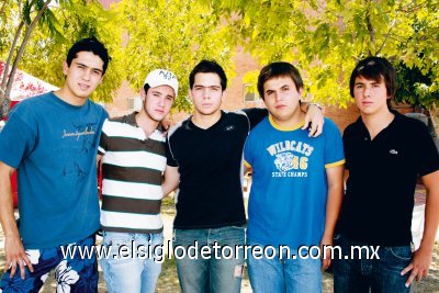 Rocorrido Social
Final de futbol
Roberto Escalante, Rodrigo Mendoza, Benjamín Ortega, Jorge Berlanga y Rubén Cruz.