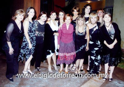 Rosa, Esther, Diana, Araceli, Maritere, Olivia, Norma, Angie, Elena, Mónica e Yvonne