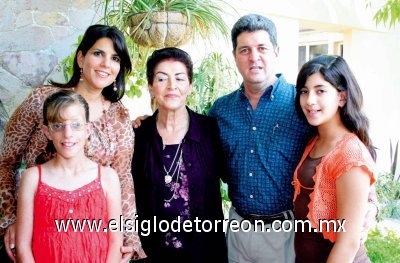 Irma Guerrero junto a Laila, Gaby, Enrique y Andrea Nuñez Slaiman.