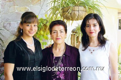 Las festejadas Natalia Maúl Nuñez e Irma Guerrero, junto a Liliana Nuñez.