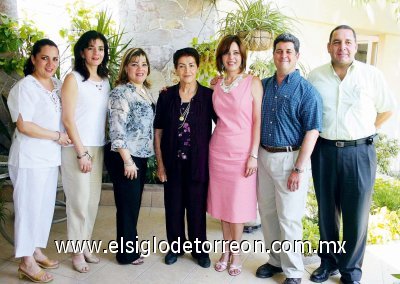 Festejando en familia
Irma Guerrero junto a sus hijos María Antonieta, Liliana, Marisa, Irma, Enrique y Julián, en el día que cumplió 75 años de edad.