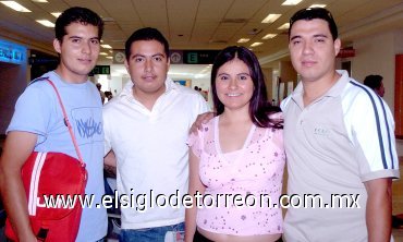 03062007
Juan Ramón Tiznado y Félix Macilla viajaron a Ciudad del Carmen, los despidieron Liza y Ernesto Mancilla.