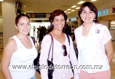 03062007
Silvia Trujillo viajó a San Diego, la despidieron Laura Centeno y Esther Jalife.