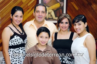 Lindo Festejo
Julián Núñez Guerrero y Silvia Islas de Núñez con sus hijos Silvia, Julián y Ana Sofía Núñez Islas.