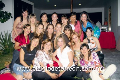 Última despedida
La futura novia junto a sus amigas Iliana Garza Tijerina, Claudia Estrada, Violeta García, Susana Juárez, Farah Galván, Liliana de Rendón, Mily Sánchez, Mónica Rodríguez, Alma Martínez, Sofía Pámanes, Alejandra Castañeda, María Emilia Jiménez, Any García, Leslie Hernández y Luzma Herrera.