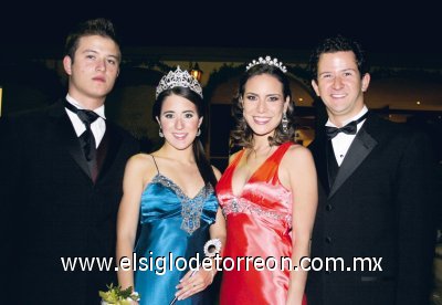 Luís de la Torre, Reina saliente; Cecy Royo, Princesa saliente; Pily Sánchez, y Daniel Villalobos Buttler.