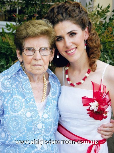 La futura novia junto a su abuelita Goyita de León.