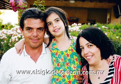 La festejada junto a sus papás Antonio Sama y Pilar Borque.