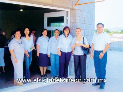 Padres de familia conviviendo después de la ceremonia inaugural.