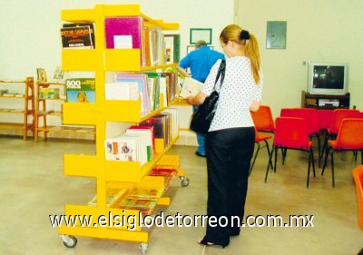 La biblioteca cuenta con amplio espacio para hacer diversas actividades.