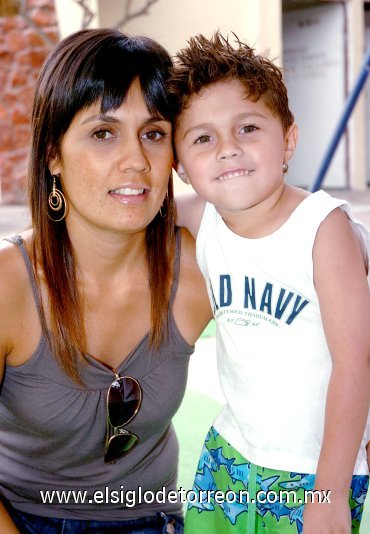 04062007
Cristina Medrano y su hijo Raúl Ríos.