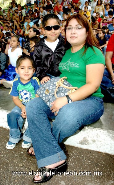 04062007
Cristina Tinajero con sus hijos Pedro y Diego Martín del Campo Tinajero.