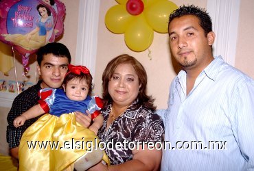 04062007
En su primer año de vida Sayra Nicol Rodríguez Cuéllar fue festejada por sus papás, Raúl Rodríguez y Sara Cuéllar y su hermano.