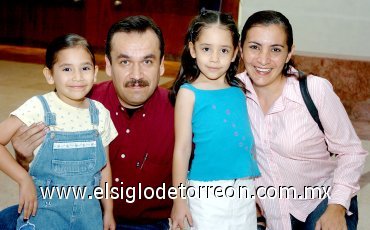 04062007
Jaime Muñoz, Renata Chapa, Aitana e Ivanna Muñoz.