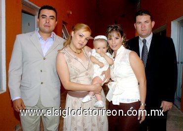 05062007
Fabrizio Juárez González, acompañado de sus padres Gustavo y Adriana González y de sus padrinos Javier y Valeria García.