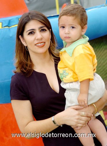 05062007
Nayma Charara y su hijo Adel Martínez.