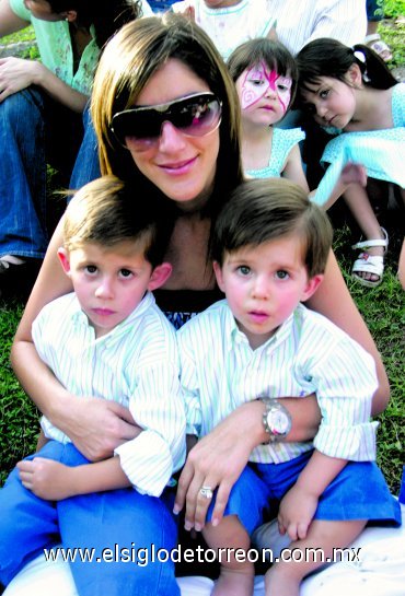 08062007
Gabriela Zarragoicoechea de Tricio con sus pequeños hijos Rafael y Diego