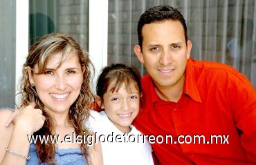 08062007
María Fernanda Pérez Pereyra junto a sus padres, César Pérez y Mónica Pereyra de Pérez.