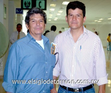 04062007
Efraín Cordero viajó a Los Ángeles, lo despidió Joaquín Cordero.