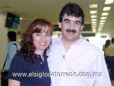 04062007
Francisco Esquivel viajó a Tijuana, lo despidió Gabriela Cantú de Esquivel.