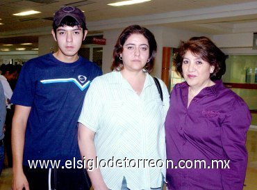 06062007
Martha Salas viajó a Tijuana, la despidieron Lucía Martínez y Gerardo Rodríguez.