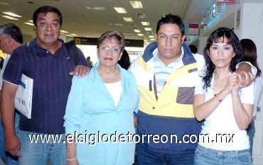 08062007
Salvador Ruedas llegó del DF, lo recibieron Leticia Alba, Gaby Favila y Salvador Ruedas.