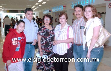 09062007
Carlos, Leticia y Gerardo Ruiz viajaron al DF, los despidieron Eva, Mercedes y Carlos Ruiz.