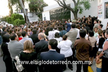 Con una misa, aplausos y flores, amigos, familiares, alumnos y padres de familia despidieron a la directora Karla Jiménez.