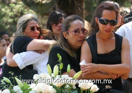 En el sepelio acudieron familiares, amigos y compañeros de la profesora.